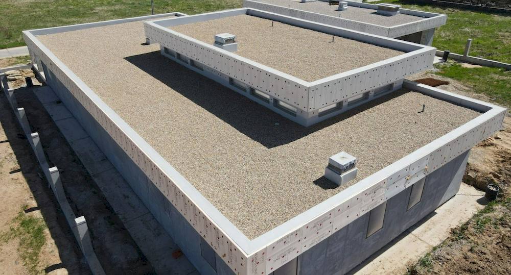 Монтаж балластной кровли: защита или лишняя трата денег?