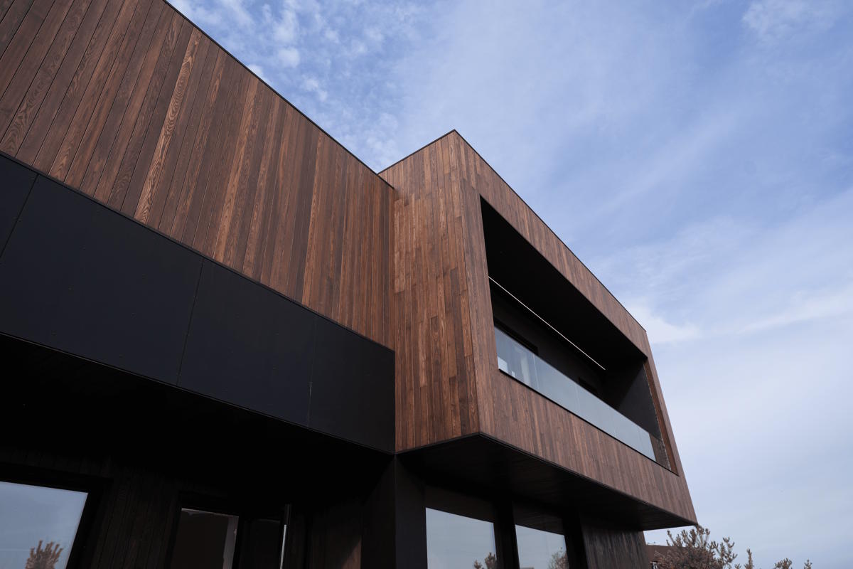 Фасад из термоясеня: долговечная альтернатива обычной древесине