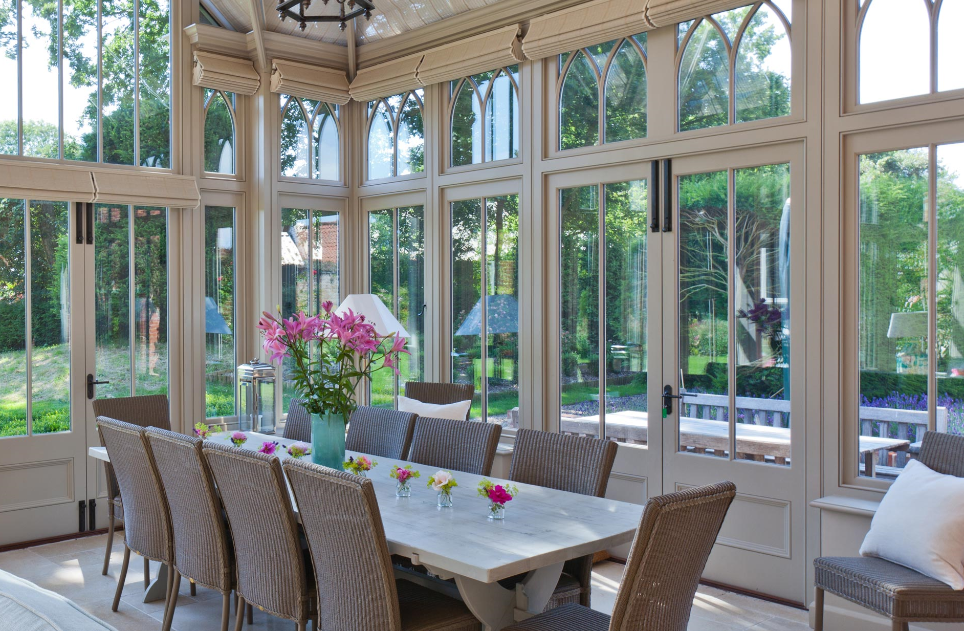 Алюминиевое остекление веранд и террас - веранда дома с большими распашными окнами и алюминиевыми дверьми