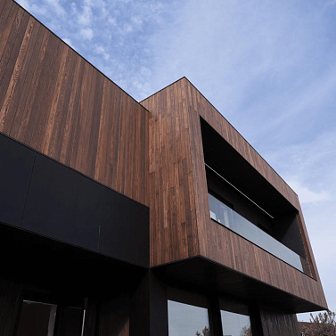 Фасад из термоясеня: долговечная альтернатива обычной древесине